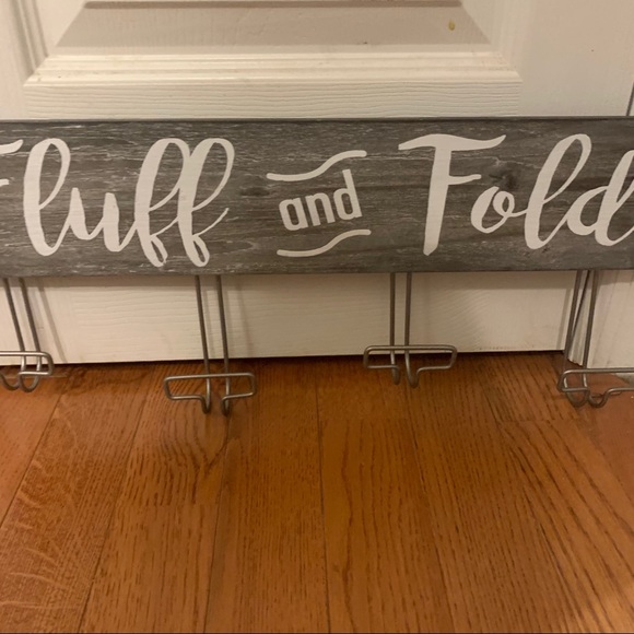 Wooden ‘Fluff & Fold’ Farmhouse 4 Hook Decorative Wall Hanger NWT - Picture 7 of 14